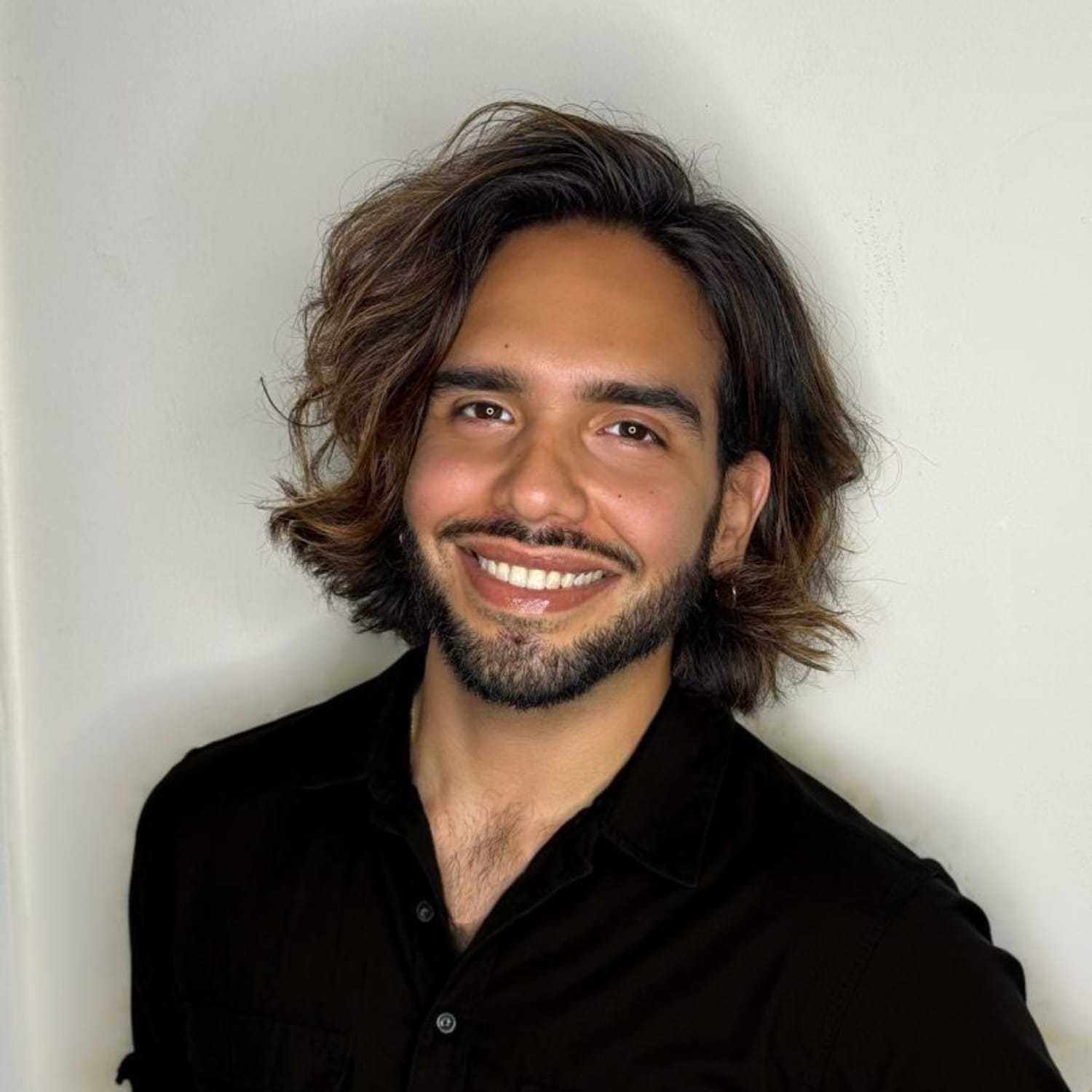 Portrait of Evan, a professional stylist at [salon] 718, showcasing their expertise and style.