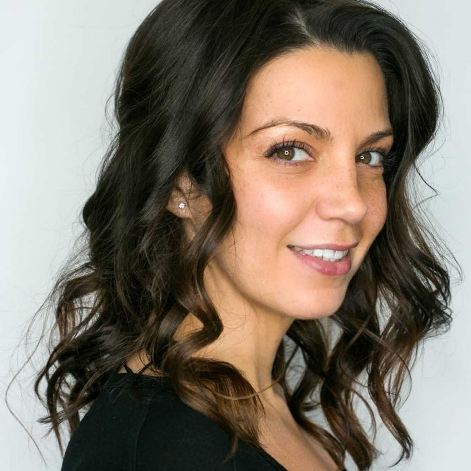 Portrait of Jennifer V, a professional stylist at [salon] 718, showcasing their expertise and style.